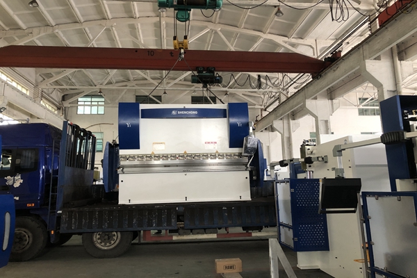 江苏常州某智能制造一台200t3200esas630数控折弯机41微拉大台面